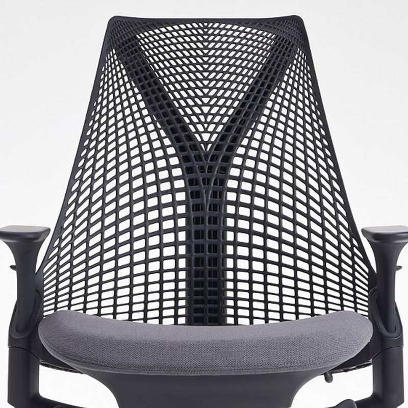 肩を動かしやすいコンパクトな背もたれ