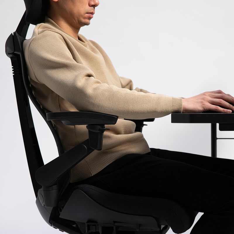 マウスやコントローラーの操作時、肩や手首にかかる無駄な負担を軽減する最適な位置に設定したアームレスト