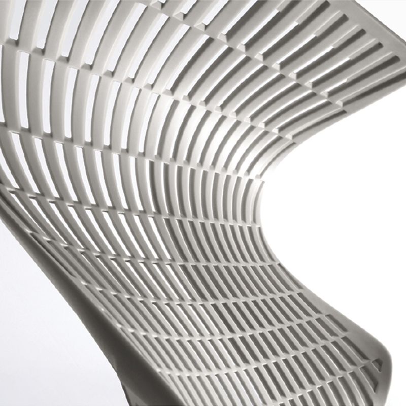 ほどよい柔らかさとコシで上半身の動きを柔軟にサポートするバックレストのエラストマー。