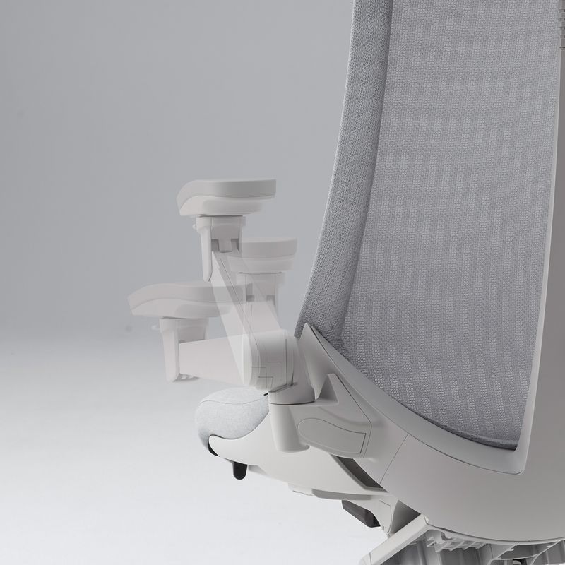 ワンアクションで理想のエイムをサポートするアームレストの可動イメージ