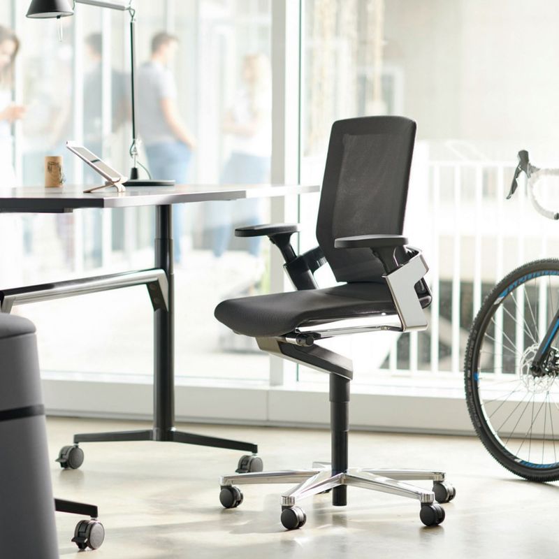 大人っぽいコーディネート。デスクワークとの兼用チェアとしてもおすすめです。