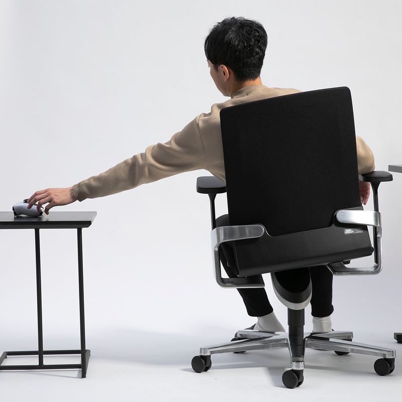 斜めになった姿勢に追従する座面