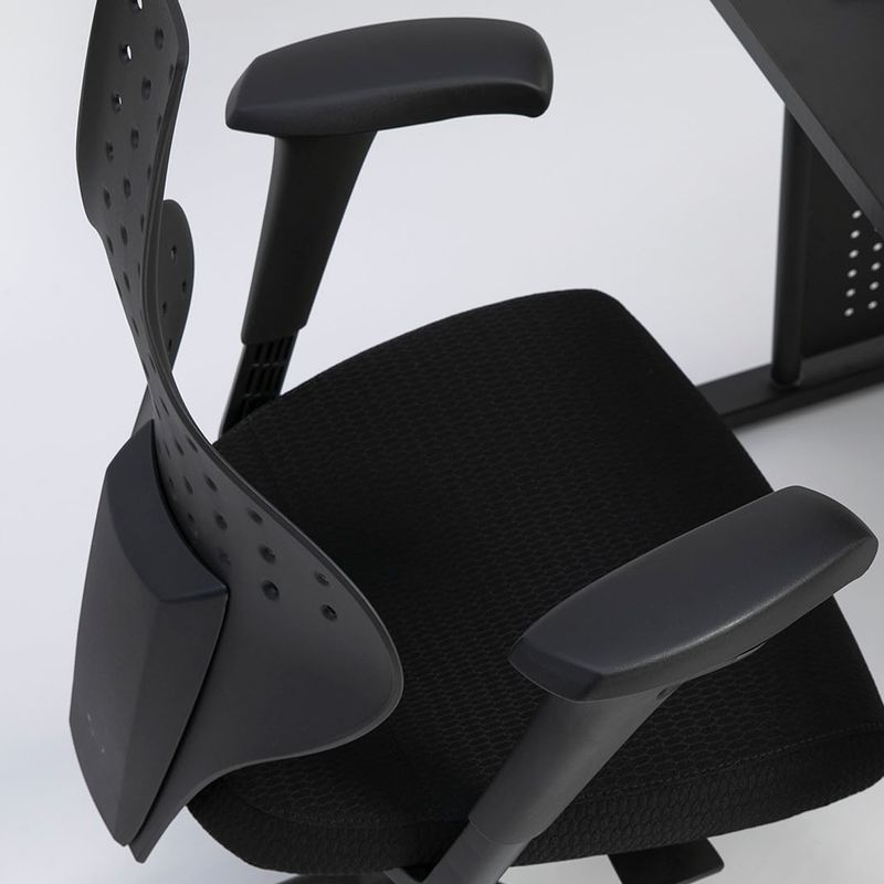 独自の3次元形状が猫背を防ぐ