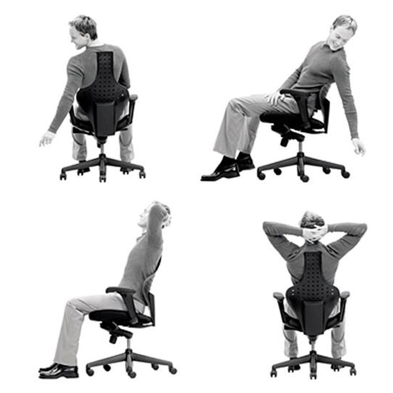 面積の少ない背もたれが肩や腕の可動域を広げる