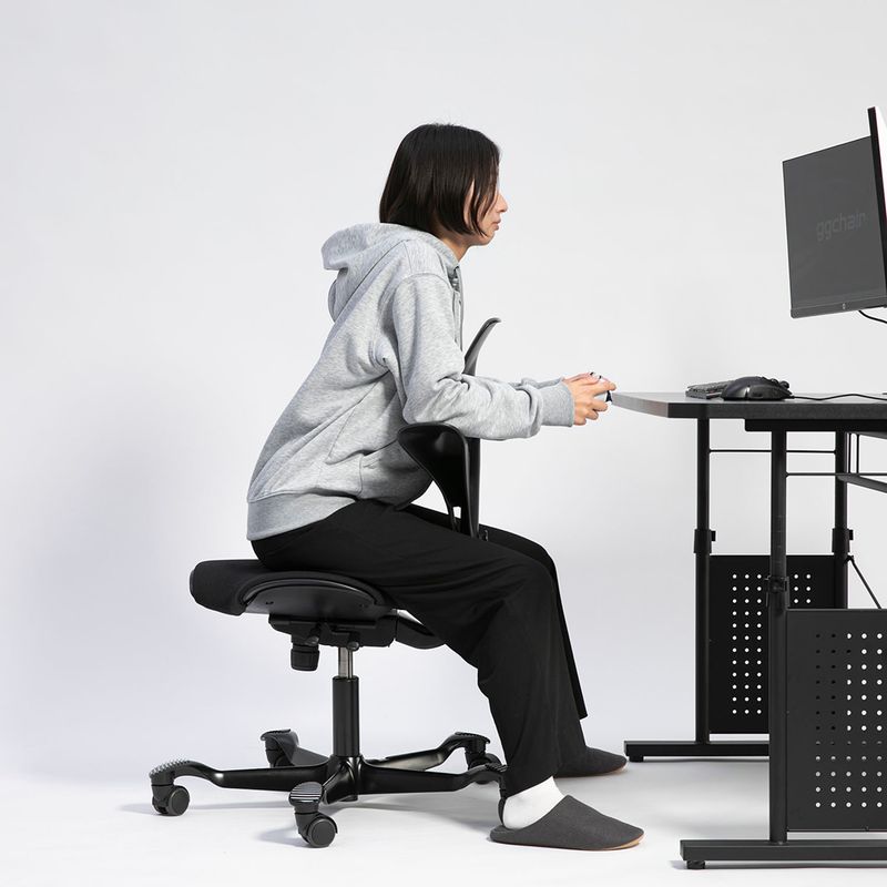 後ろ向きで座る