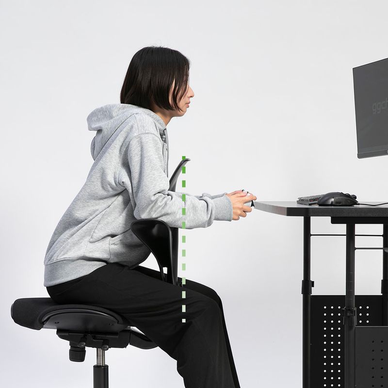 背もたれをロックして身体をぶらさずプレイに集中