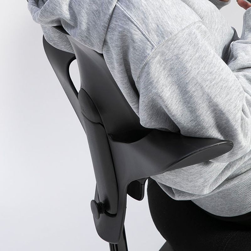 樹脂製で拭き取りしやすい背もたれ