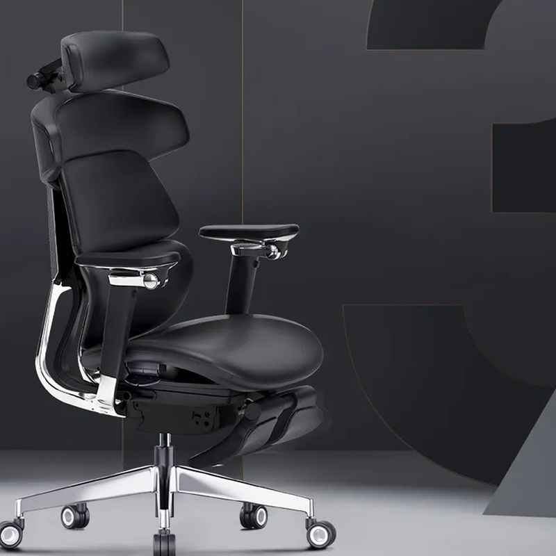 高級感と重厚感あふれる本革を採用