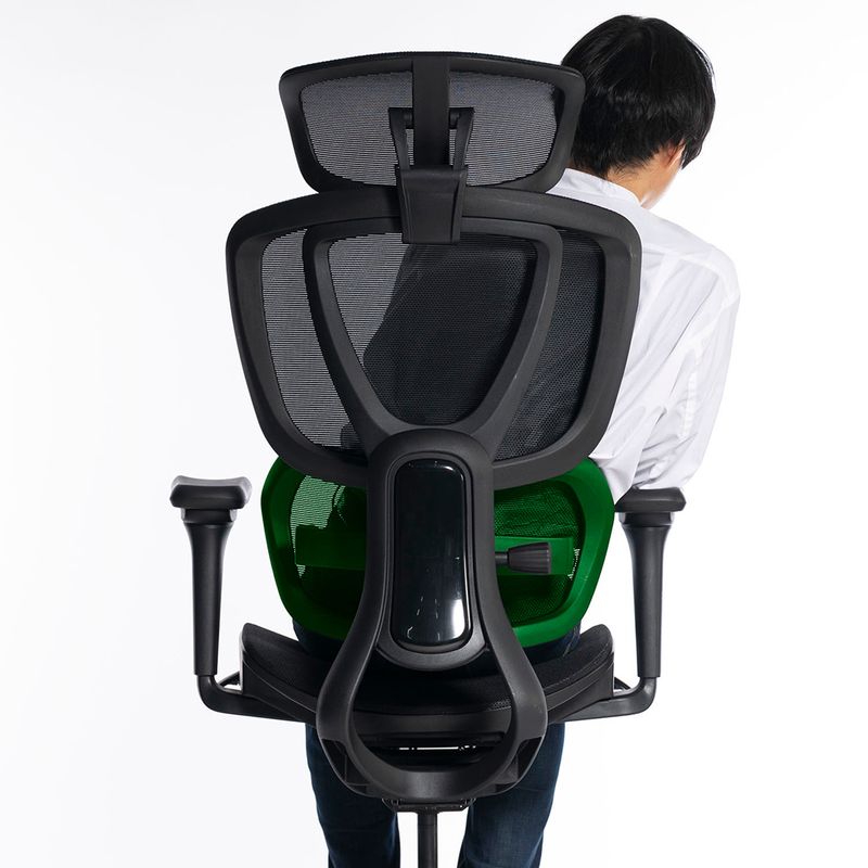 姿勢の変化や体の動きに合わせてサポートするランバーサポート