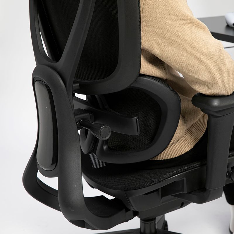 背骨（脊椎）を直接圧迫せず、その左右の筋肉や仙骨・骨盤を効率的に支えるランバーサポート。