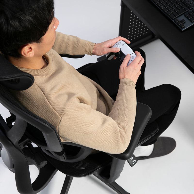 コントローラーでのプレイに合わせて調整したアームレスト