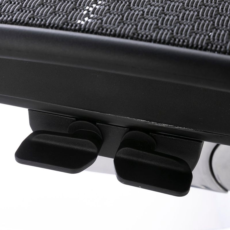 前傾チルト機能は座面横のレバーですばやく切り替え