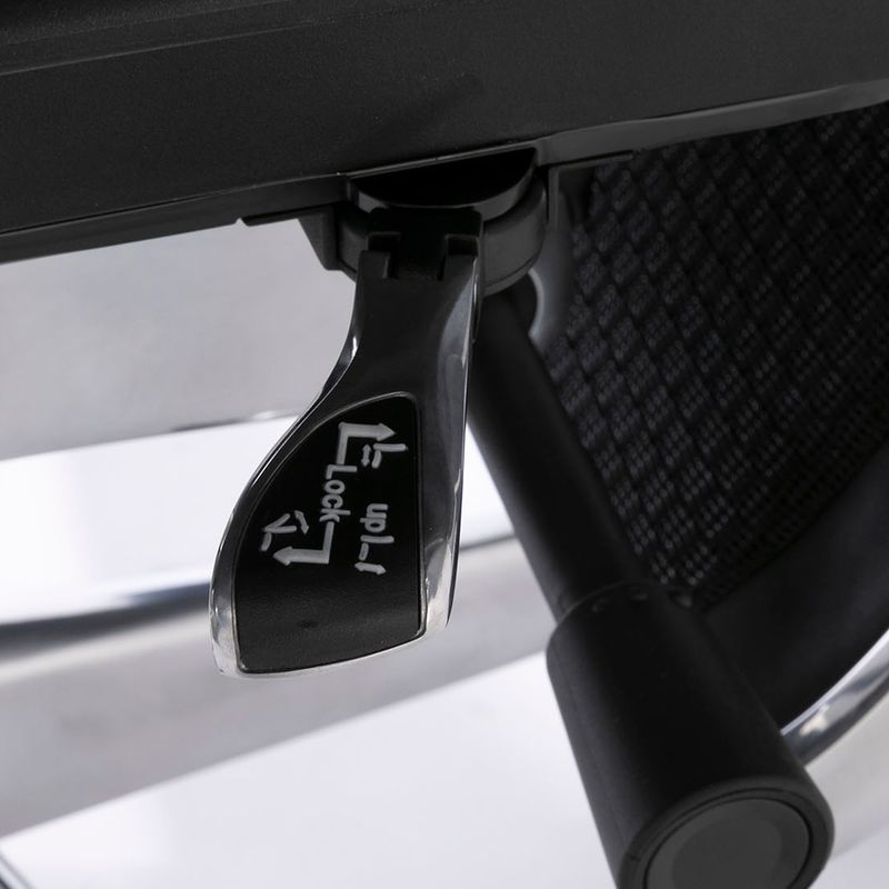 座面高さ調節、リクライニング、座面奥行き調節の3つの操作が手元のレバー1本で操作できます