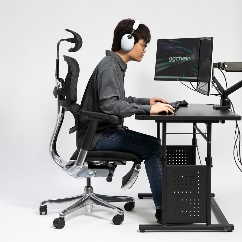 前傾チルト機能対応。姿勢の崩れを防ぐことで疲労も軽減。