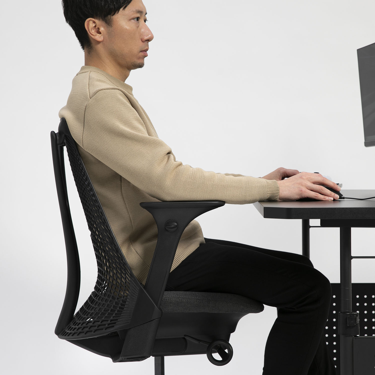 着座、背もたれのサポートがある状態でのプレイシーン。できれば背もたれがしなっているもの