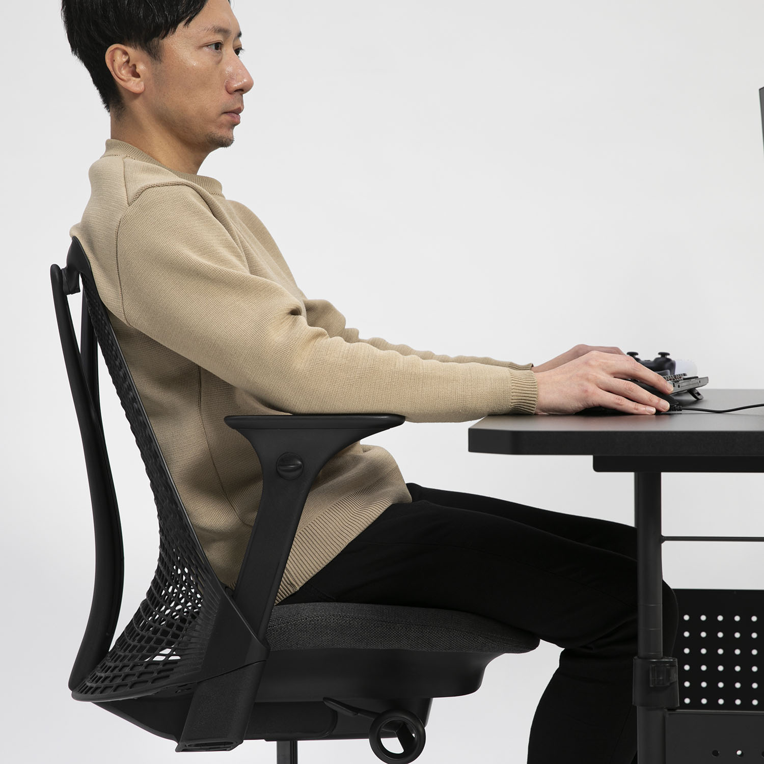 アームレストに腕を置いてプレイしているシーン