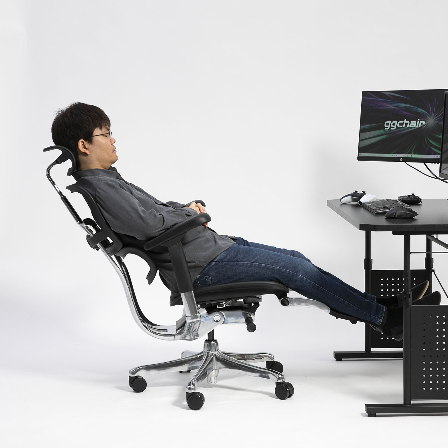 リクライニング&オットマンで休憩中