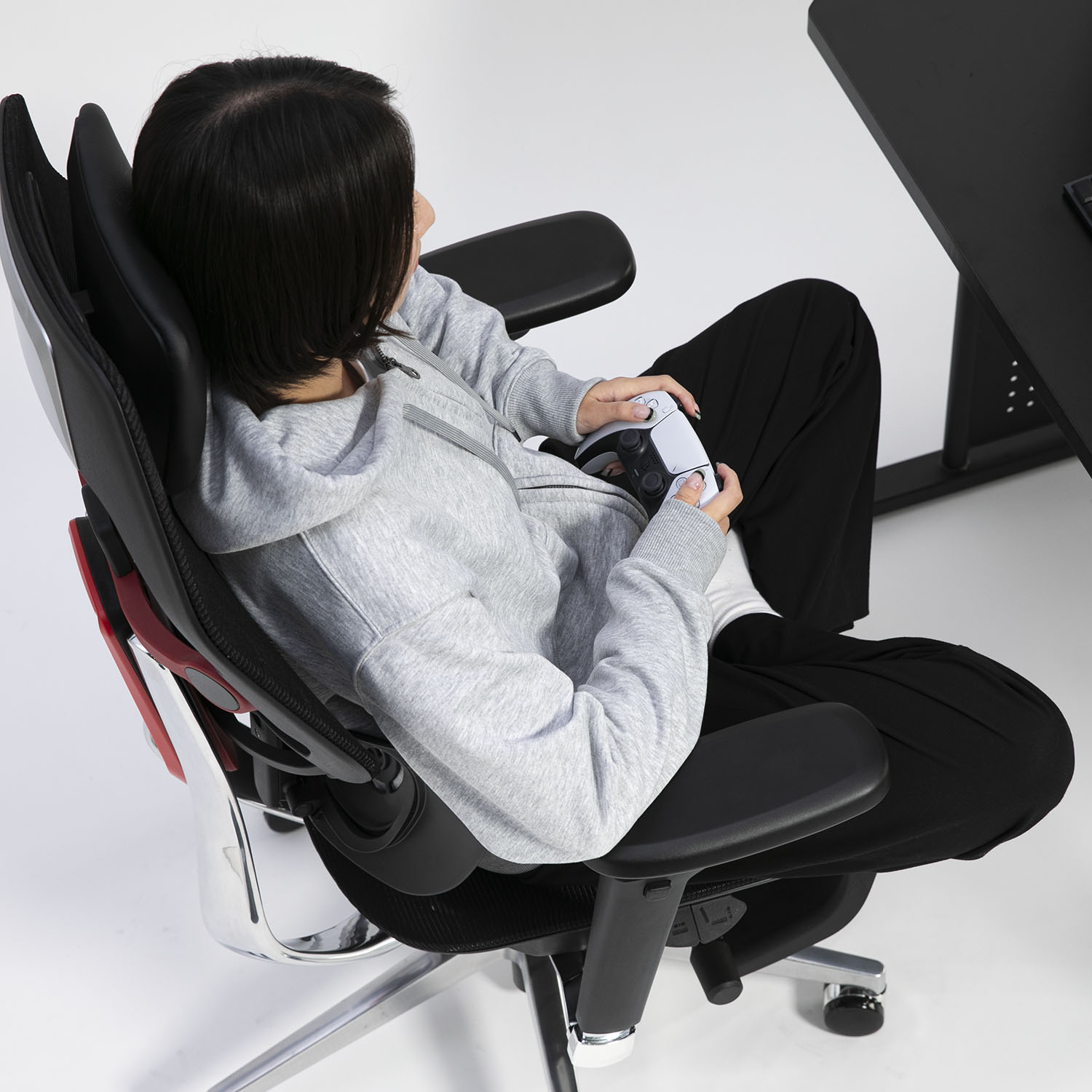 あぐらでプレイする様子