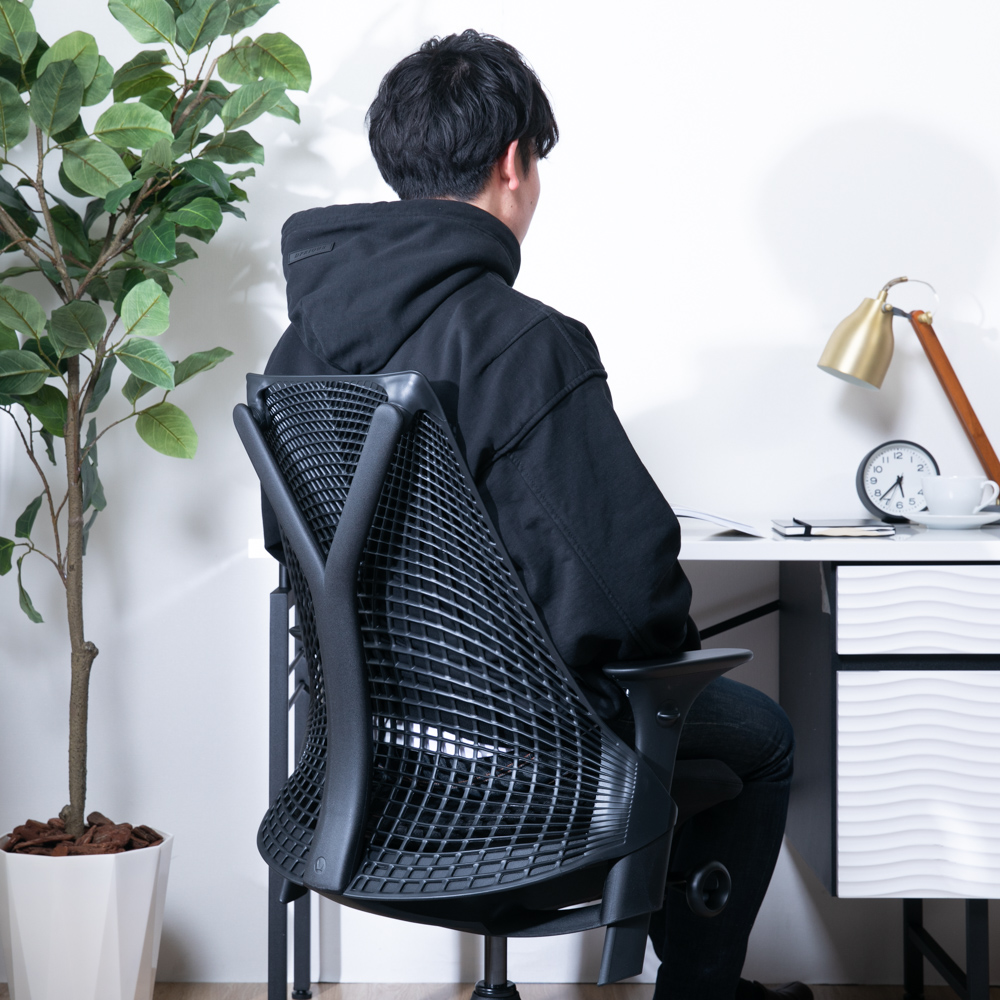 背もたれにもたれかかって着座