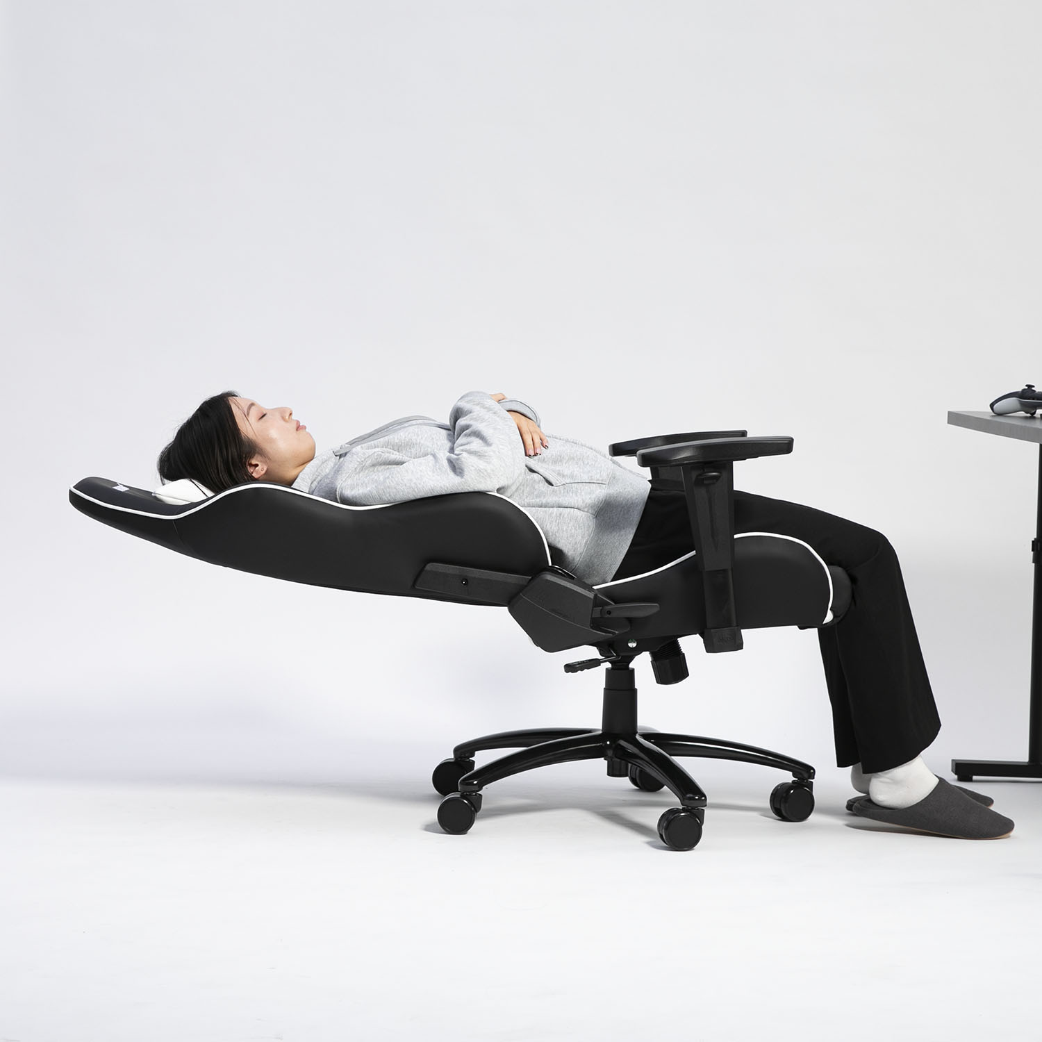 フルリクライニングしたゲーミングチェア