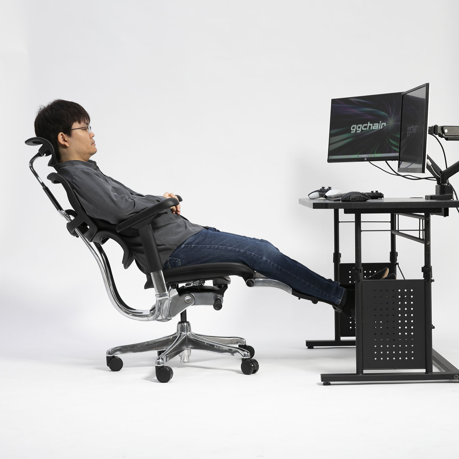 リクライニングした高機能オフィスチェア