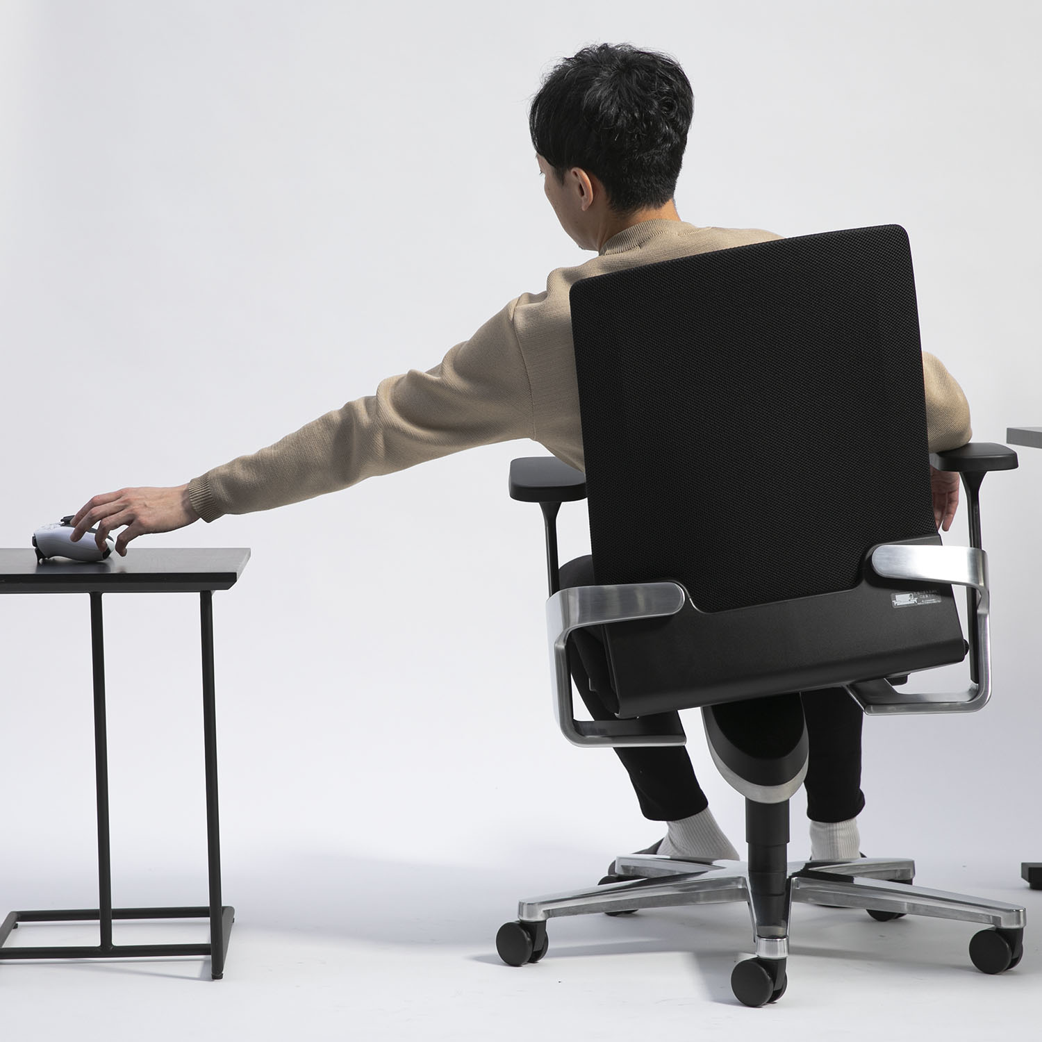 身体の動きに合わせて動き、フィットする背もたれ