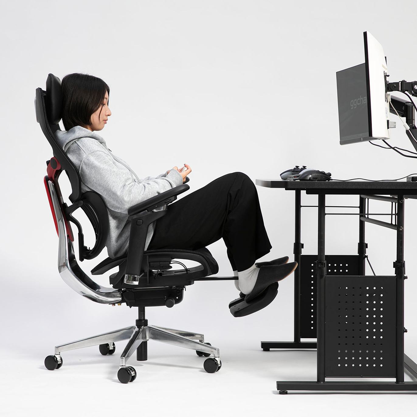 膝を立てて座面の上に座る