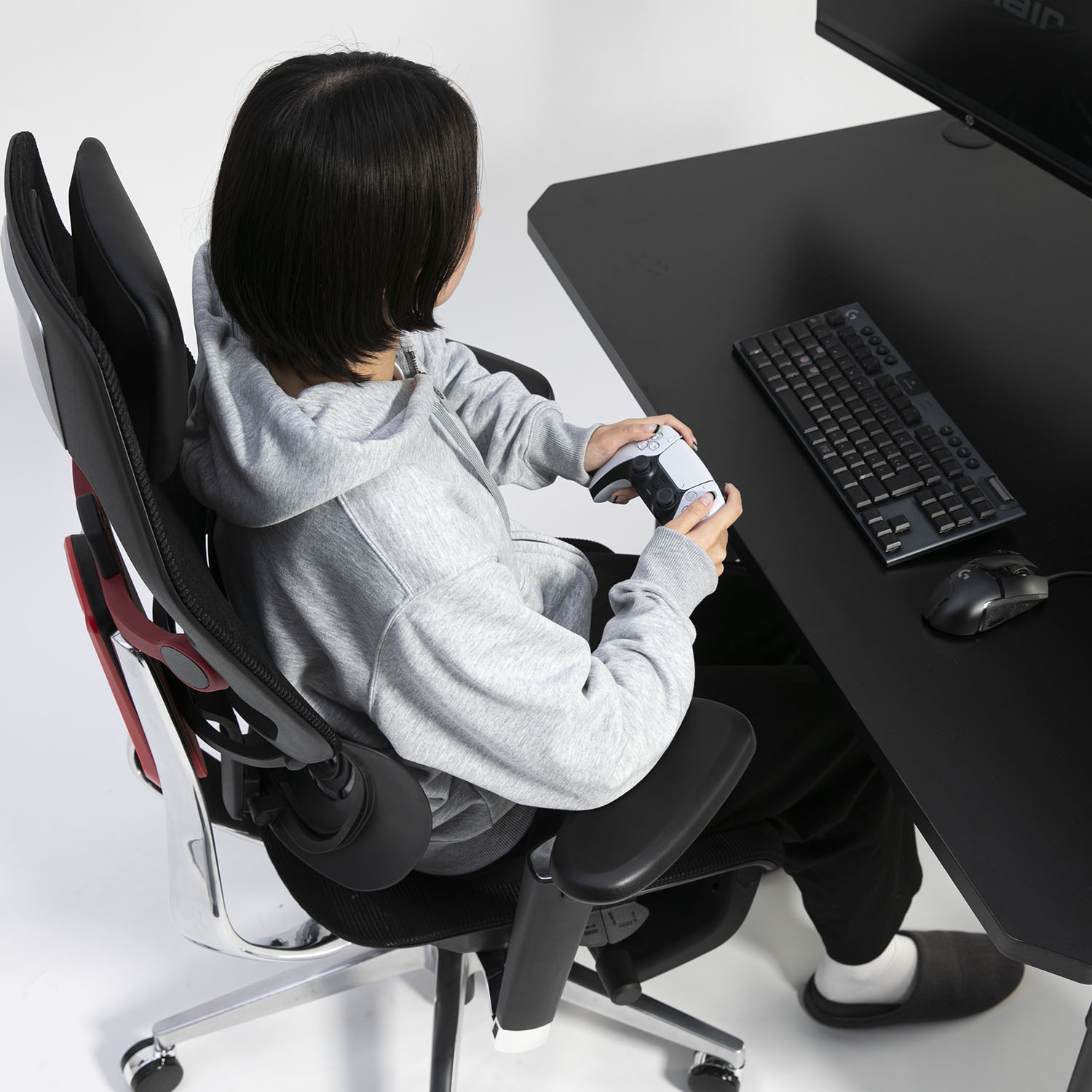 チェアに着座してプレイ中