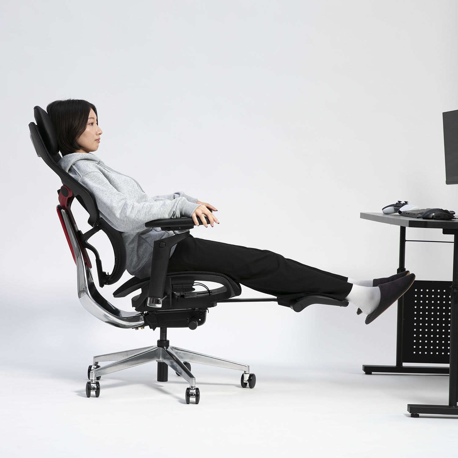 AXISU アクシスロイヤルレザーオフィスチェア ブラック/リクライニングで休むシーン