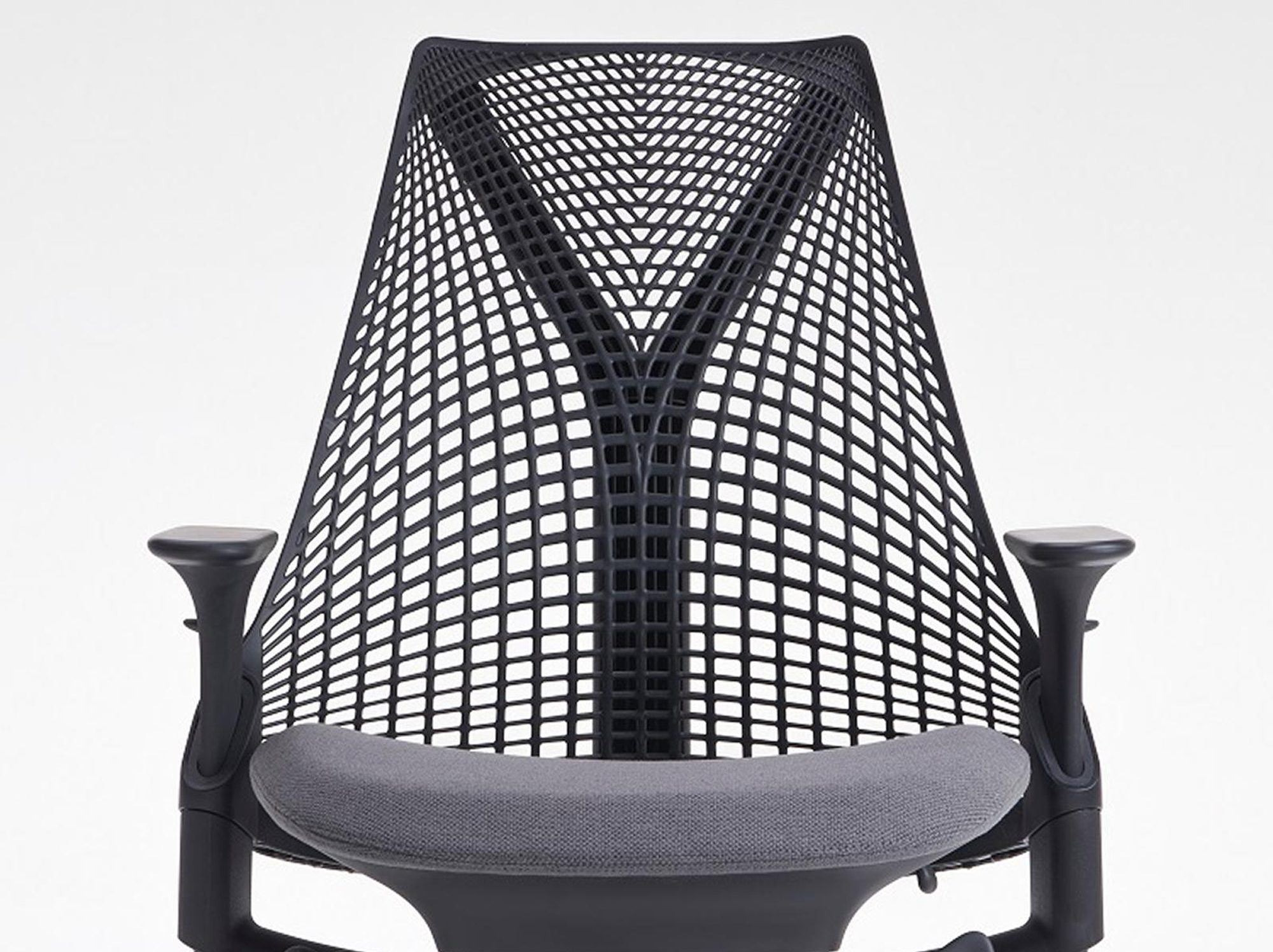 肩を動かしやすいコンパクトな背もたれ