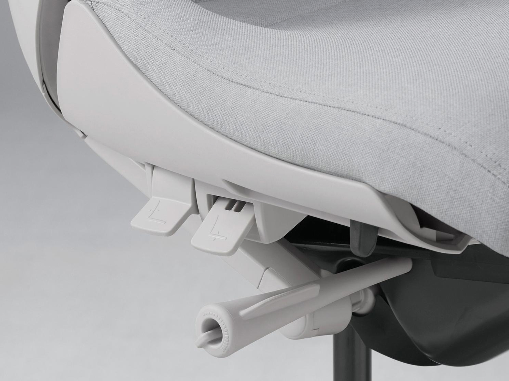 調節レバーはすべて座面右下に配置