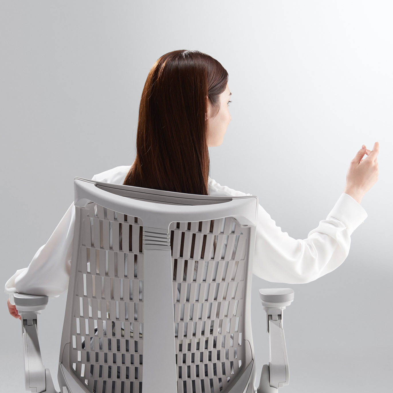 ゲーマーの動きに追従するバックレスト