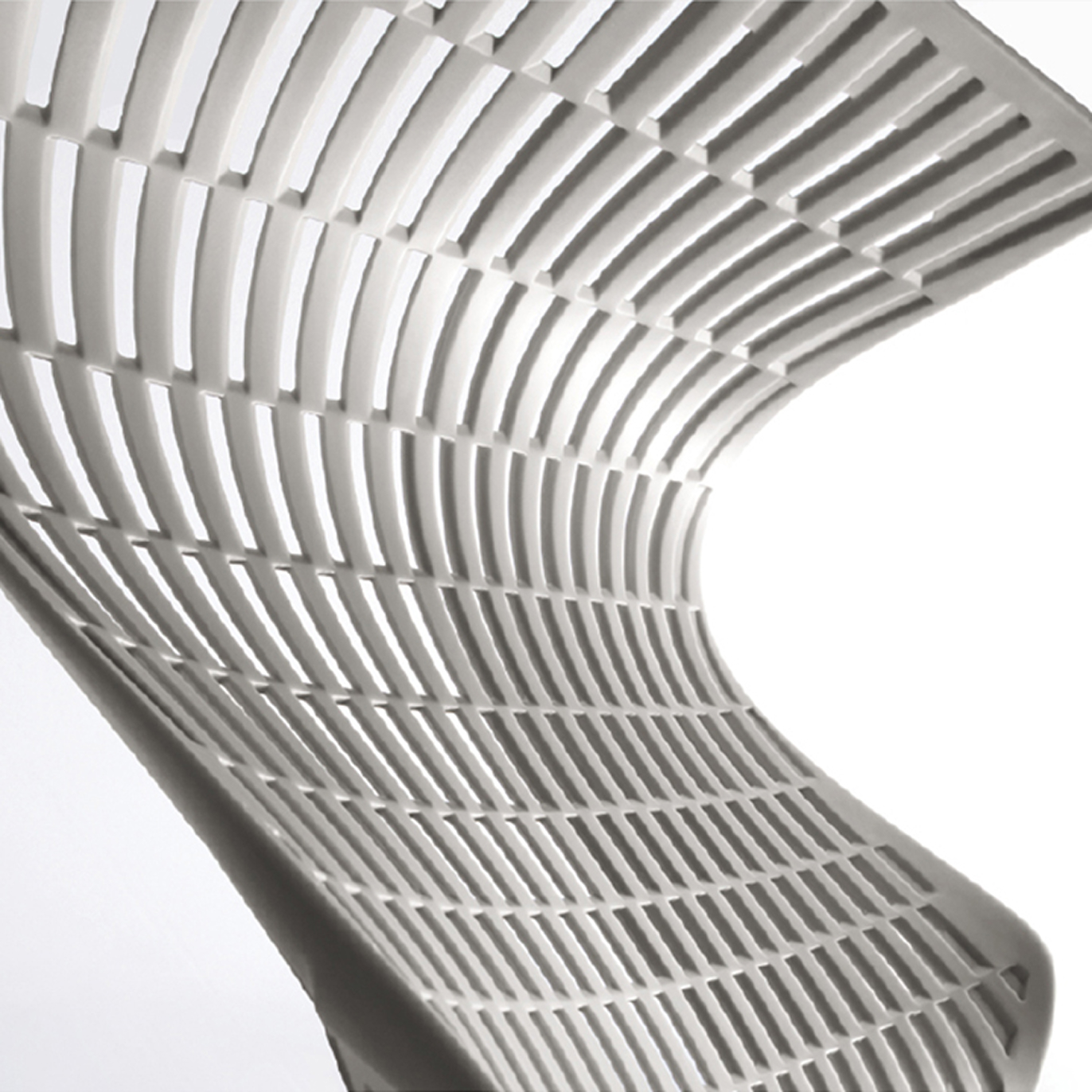 ほどよい柔らかさとコシで上半身の動きを柔軟にサポートするバックレストのエラストマー。