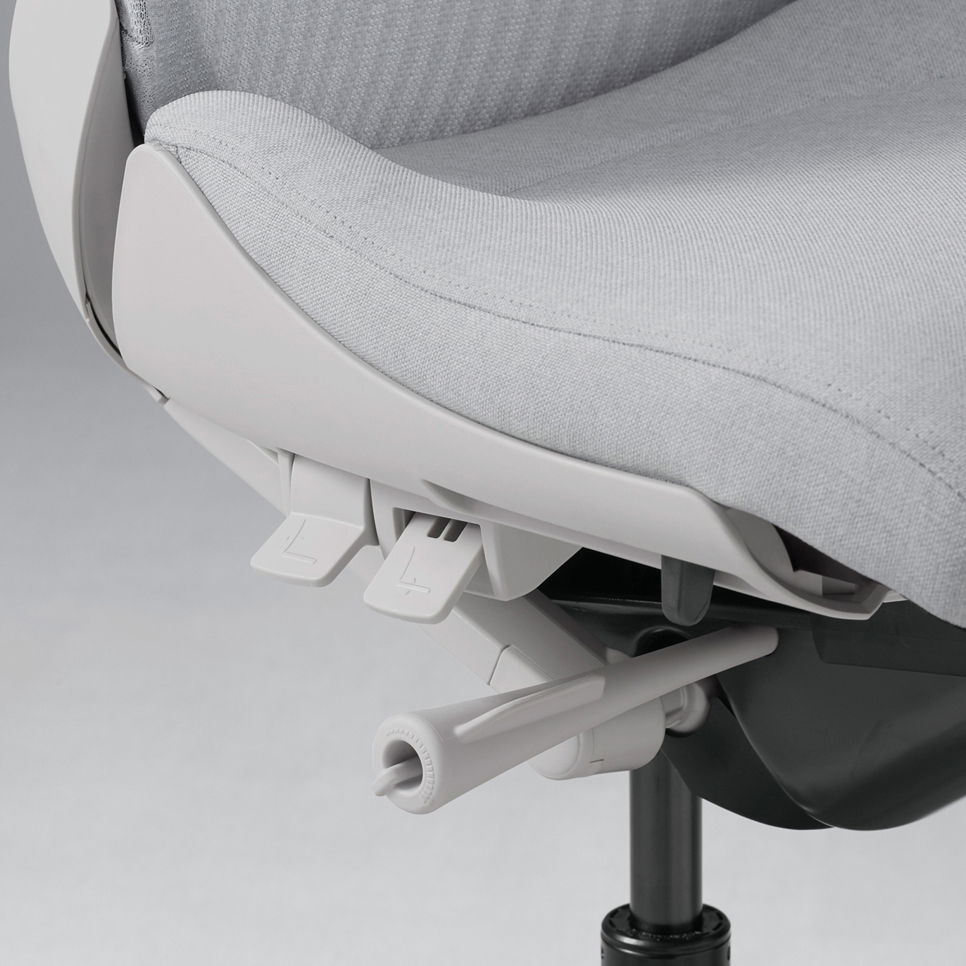 ゲーム中もスマートに調節できる座面右下にまとまったレバー