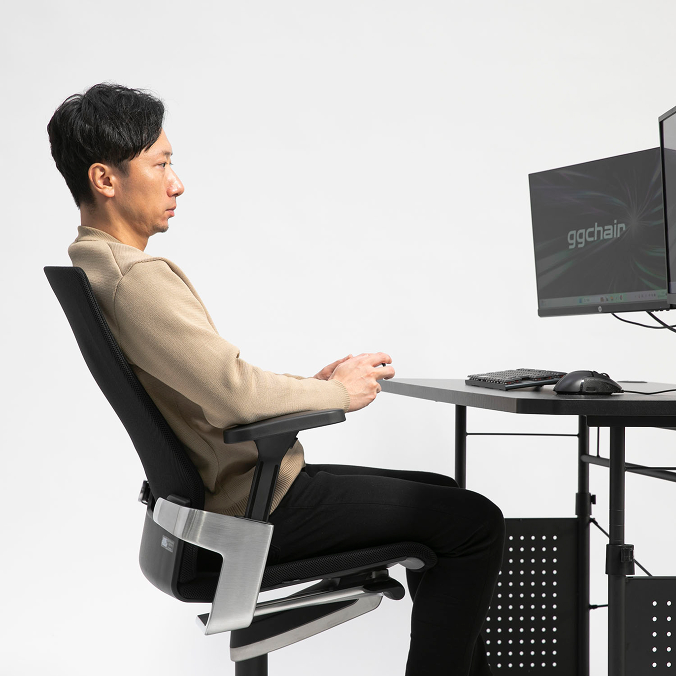 ゆったり後傾姿勢でプレイできるリクライニング