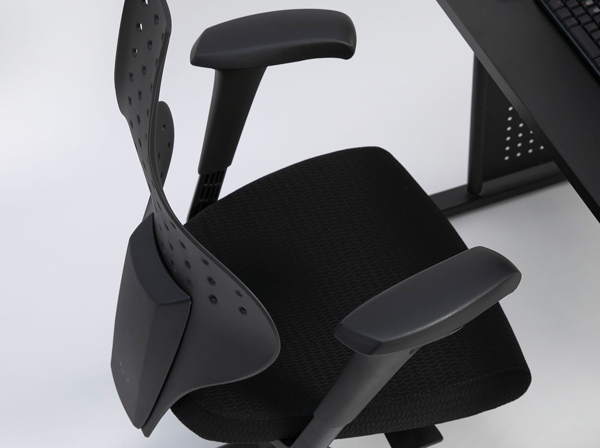 独自の3次元形状が猫背を防ぐ