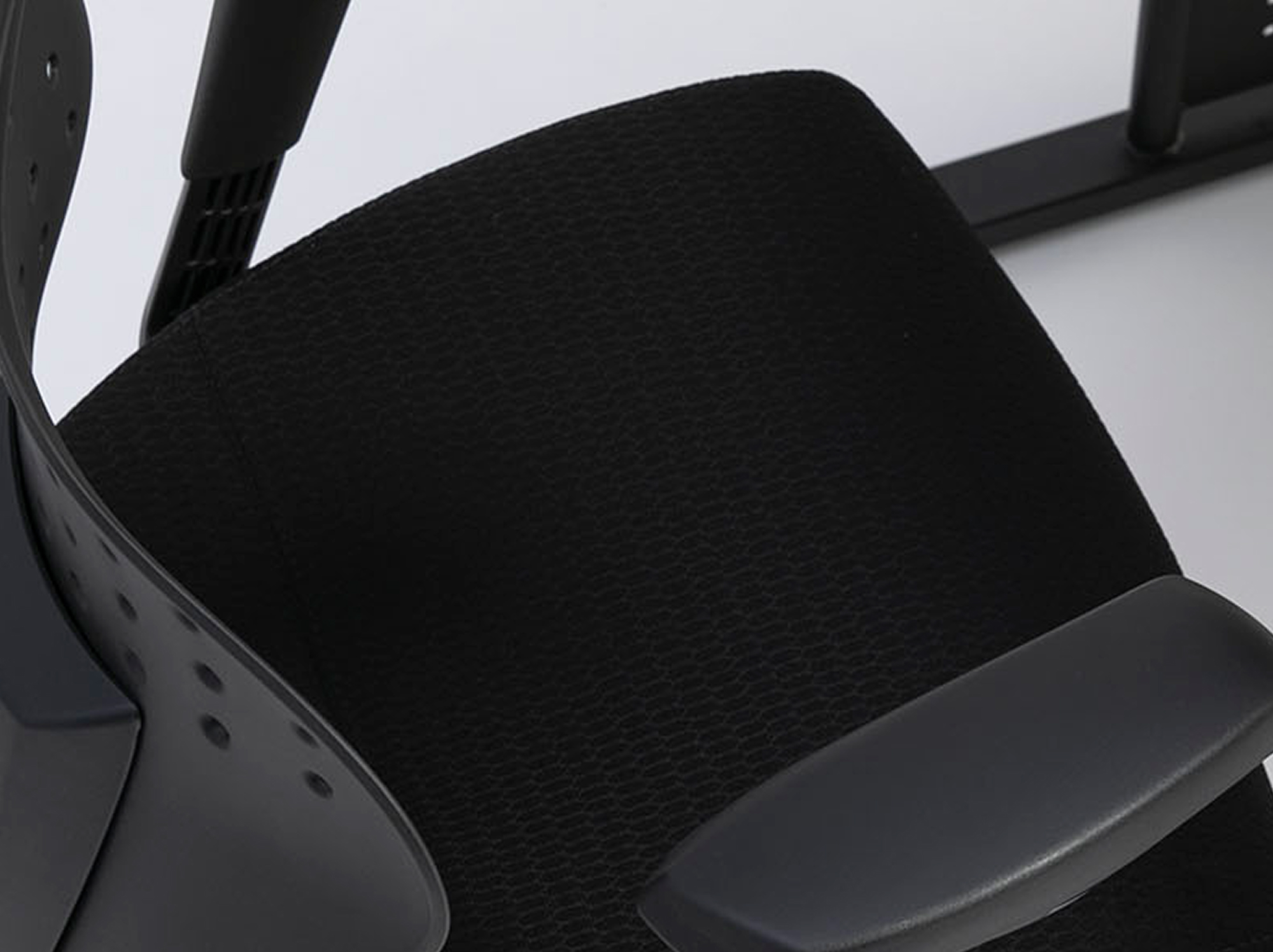 幅広のランバーサポートで体圧分散させる