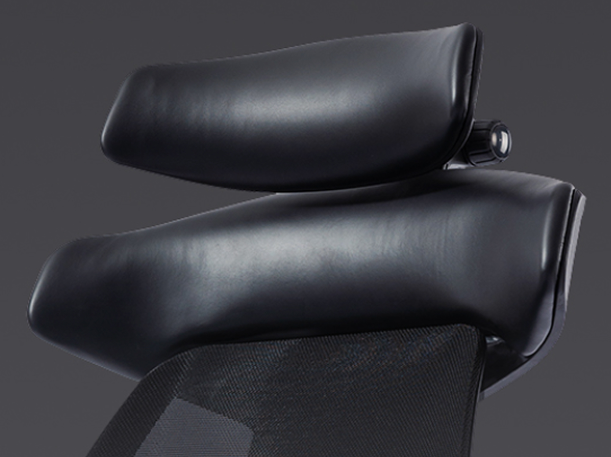 首や頭を支える6D可動式レザーヘッドレスト