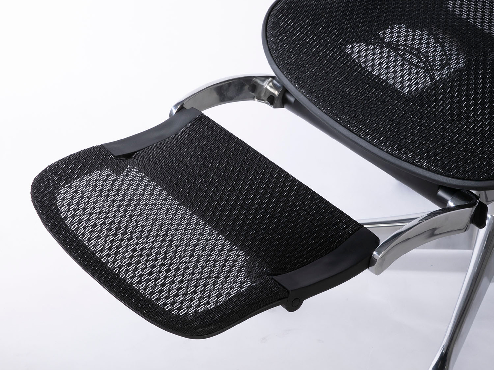 休憩も寝ながらのプレイも可能なオットマン