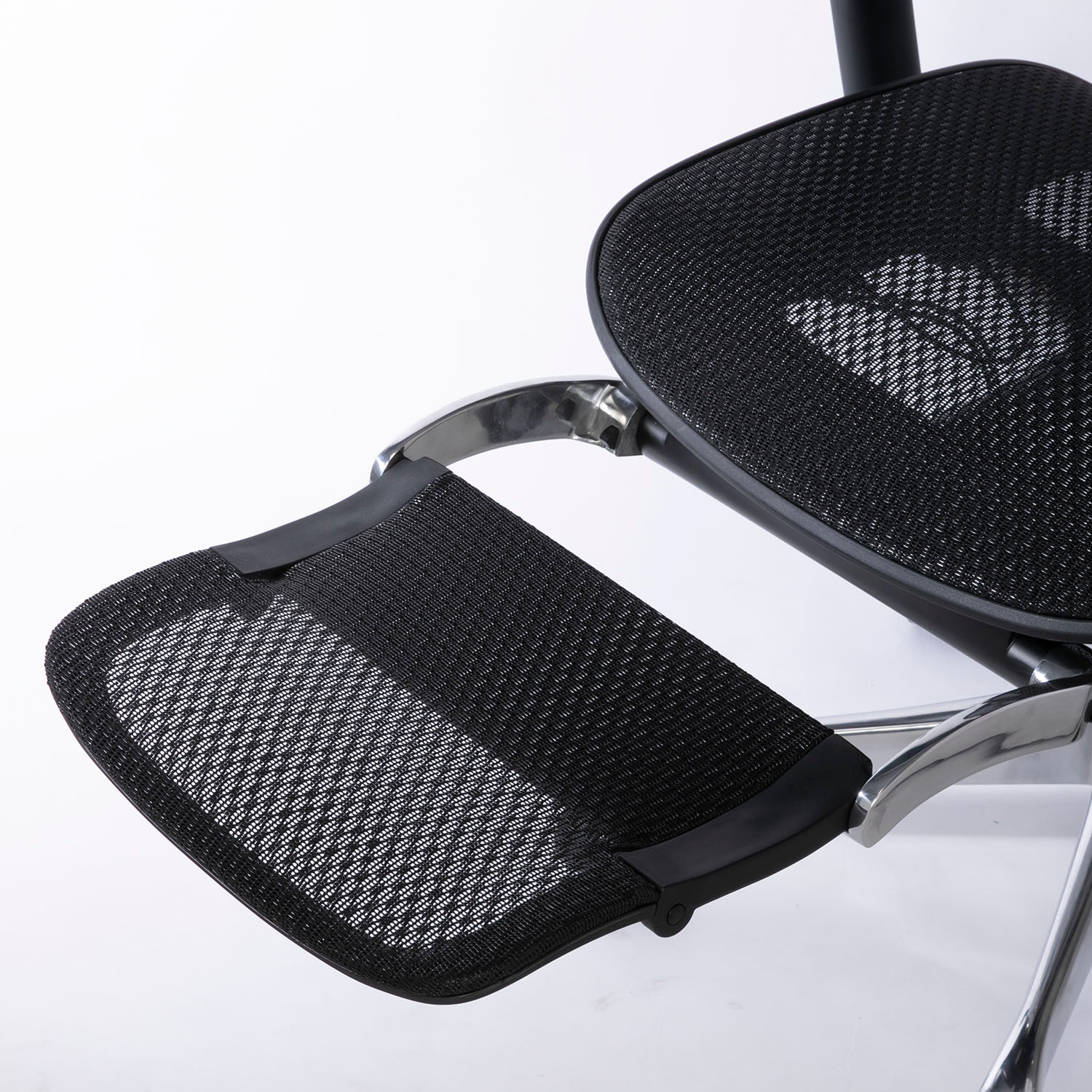 長時間のプレイでで疲れた脚を休めるオットマン