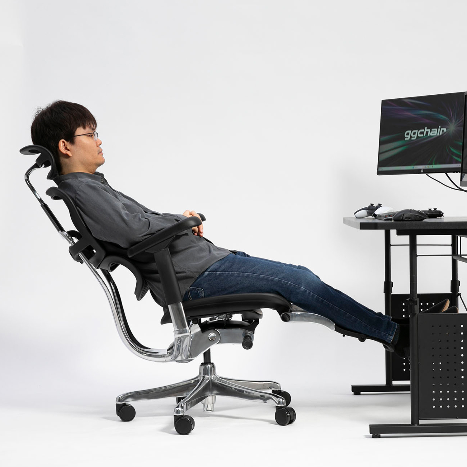 脚を伸ばしてリラックスできるオットマンを搭載。不要なときは格納しておけます。