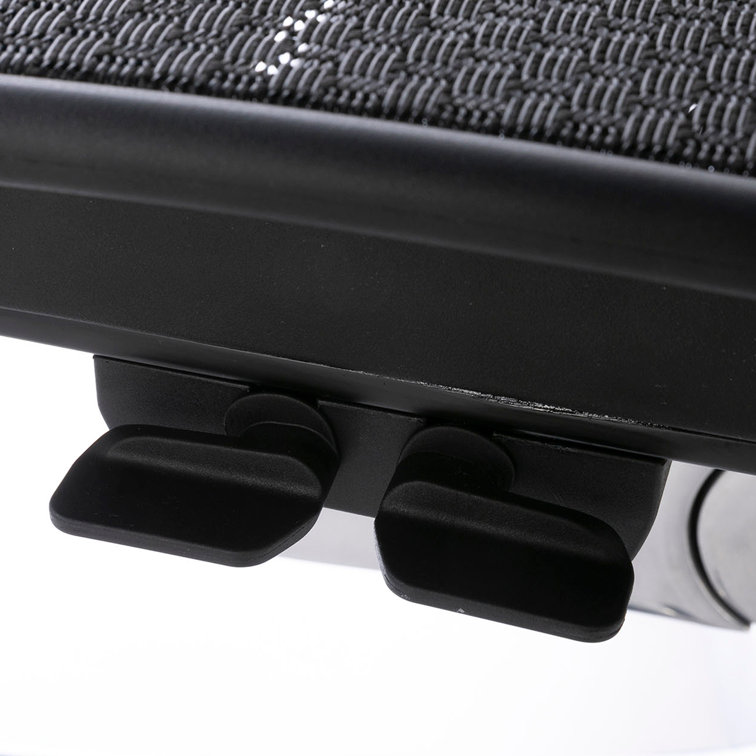 前傾チルト機能は座面横のレバーですばやく切り替え