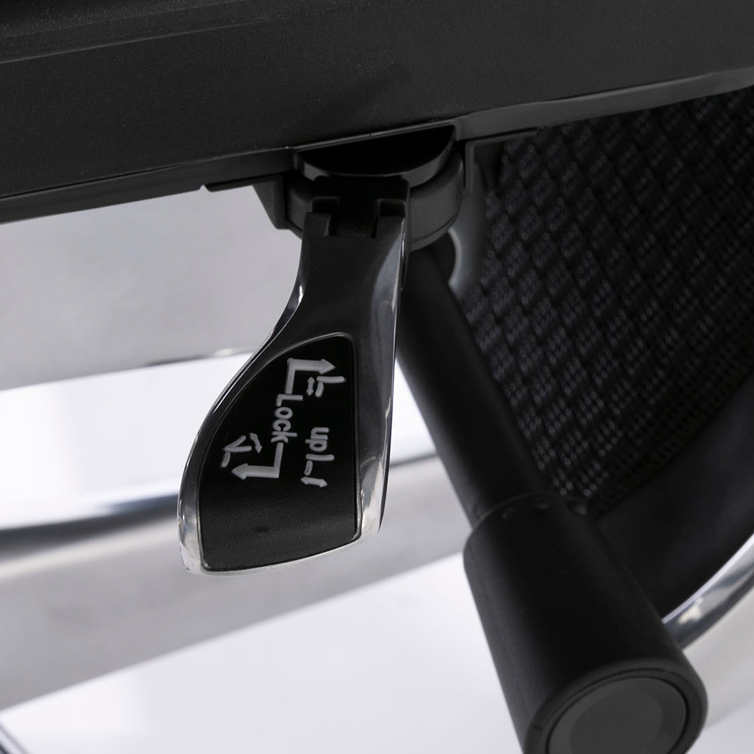 座面高さ調節、リクライニング、座面奥行き調節の3つの操作が手元のレバー1本で操作できます